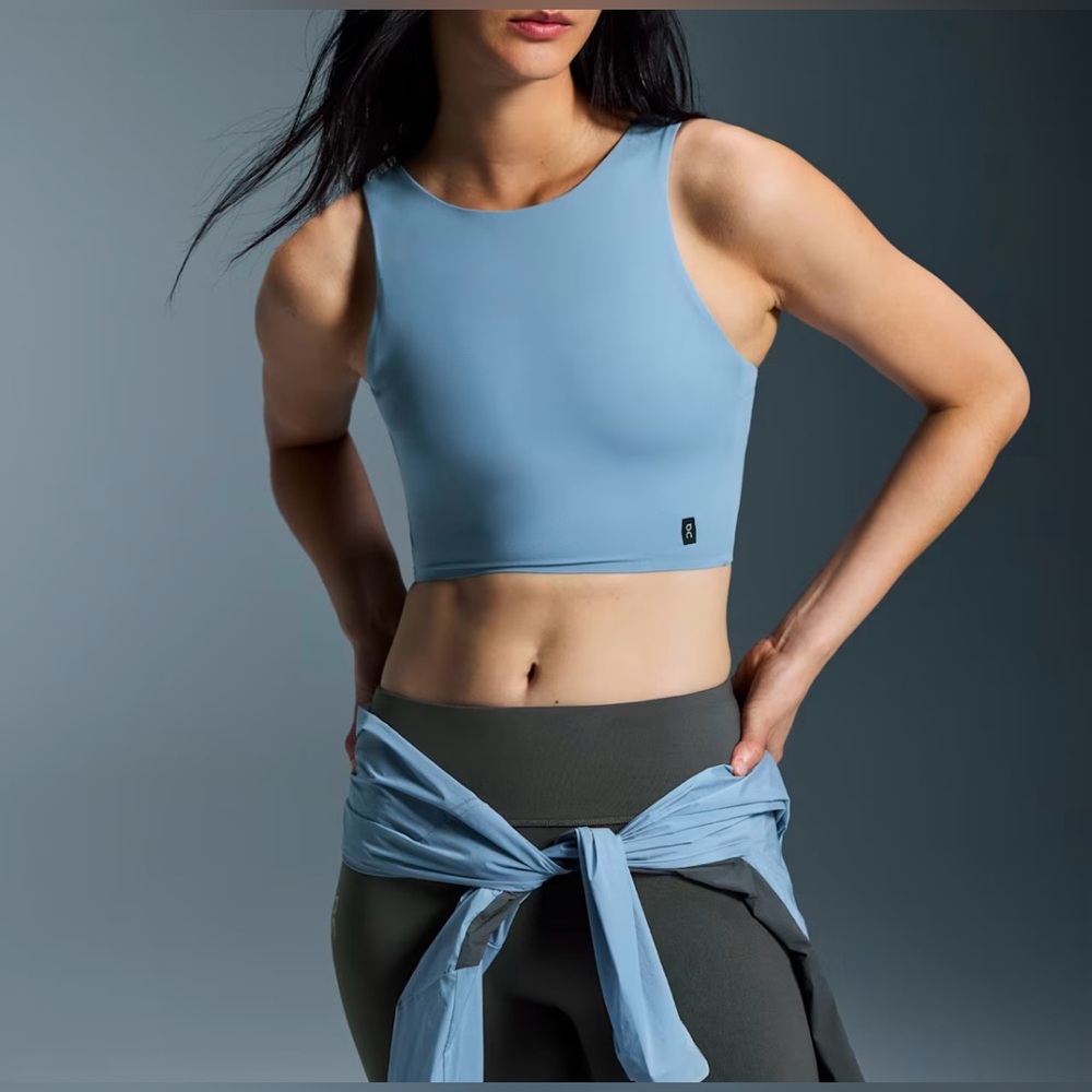 On Running Women’s Core 2-in-1 Crop Tank Chambray